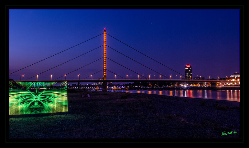 33 - Zur blauen Stunde
Oberkasseler Brücke
2020
Schlüsselwörter: Lichtmalerei , Light Painting, 2020