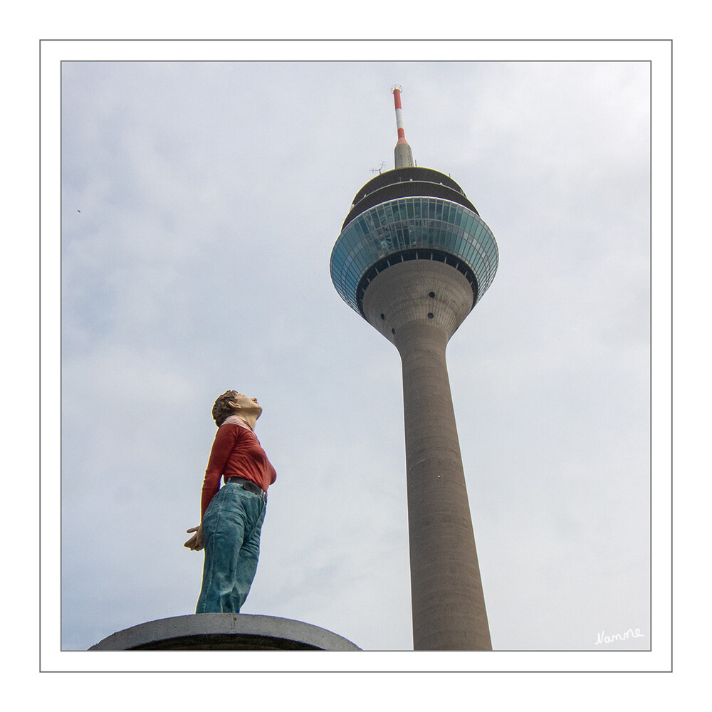 Säulenheilige "Marlies"
Düsseldorf ist eine der Städte, die gleich zehn Säulenheilige von Christoph Pöggeler in der Stadt haben.
Platziert sind seine sehr realistischen Figuren auf Litfaßsäulen. Natürlich nur auf denen aus Beton.
Die Darstellung ist immer in realistischer Form gestaltet. Menschen aus jeder Gesellschaftsgruppe: Geschäftsmann, Freunde, das Paar, Frau mit Kind, die Liebenden, Vater mit Sohn, die Braut, und der Fotograf, um nur einige der Zehn aufzuzählen. laut yelp 
Schlüsselwörter: Düsseldorf