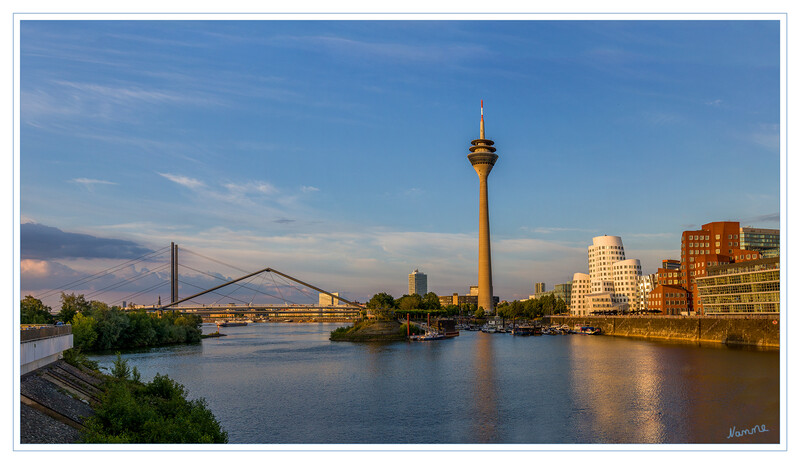 Blick auf den Fernsehturm
und rechts den Gehryhäusern
Schlüsselwörter: Düsseldorf; Medienhafen