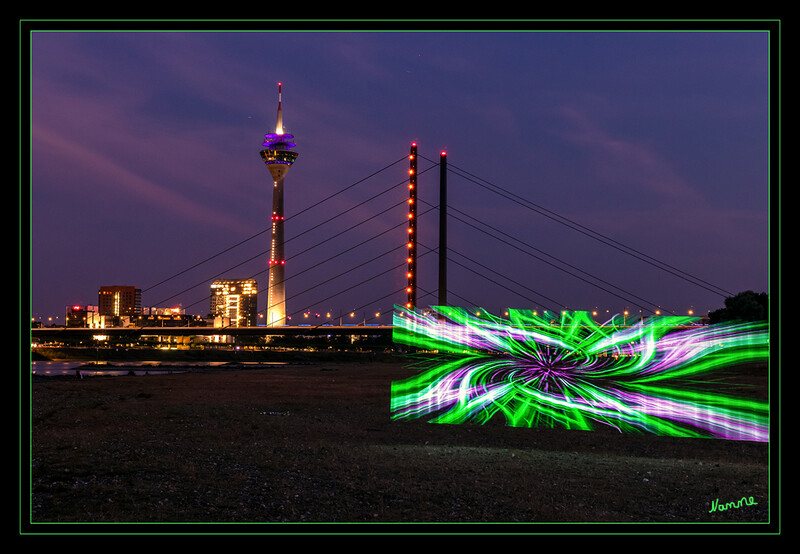 Zur blauen Stunde
Rheinturm mit Rheinkniebrücke
Schlüsselwörter: Lichtmalerei , Light Painting, 2020