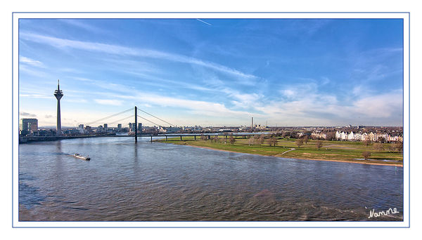 Über den Dächern
Wer Düsseldorf mal aus anderer Perspektive sehen möchte, braucht nur in einer der 42 beheizten Gondeln Platz zu nehmen. Das Riesenrad am Schlossturm hebt den Passagier sanft in 55 Meter Höhe über die Dächer der Altstadt und beschert ihm eine atemberaubende Aussicht. 

Oberkassel erhält durch einen Rheinbogen namens Rheinknie die Form einer Halbinsel. 
Schlüsselwörter: Altstadt Düsseldorf Riesenrad