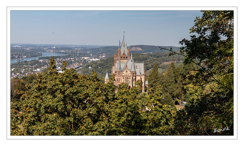 Schloß Drachenburg
Seit Anfang Juni 2009 kann das Schloss zusammen mit einem Museum zu Schlossgeschichte, einer Ausstellung zu den Restaurierungsarbeiten und dem Museum zu Geschichte des Naturschutzes in Deutschland (in der Vorburg) besichtigt werden. laut Wikipedia
Schlüsselwörter: Königswinter; Drachenfels; Schloß