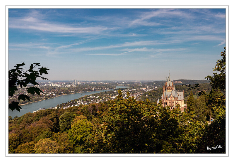 Schloß Drachenburg
Am Übergang von Mittel- und Niederrhein liegt das Schloss auf einem kleinen Plateau am Nordwesthang des Drachenfels, dem Rheintal zugewandt, auf gut 200 m ü. NHN und damit 150 Meter über dem Fluss. laut Wikipedia
Schlüsselwörter: Königswinter; Drachenfels; Schloß