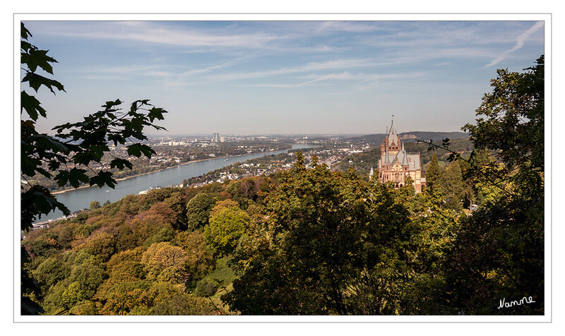 38 - Schloß Drachenburg
ist ein Schloss am Drachenfels in Königswinter. Es wurde in Rekordzeit von 1882 bis 1884 im Stil des Historismus (vor allem Neofrühgotik am Außenbau sowie Neorenaissance bei der Inneneinrichtung) als repräsentativer Wohnsitz für Stephan von Sarter gebaut, der jedoch nie in dem Schloss wohnte. laut Wikipedia
2020
Schlüsselwörter: Königswinter; Drachenfels; Schloß