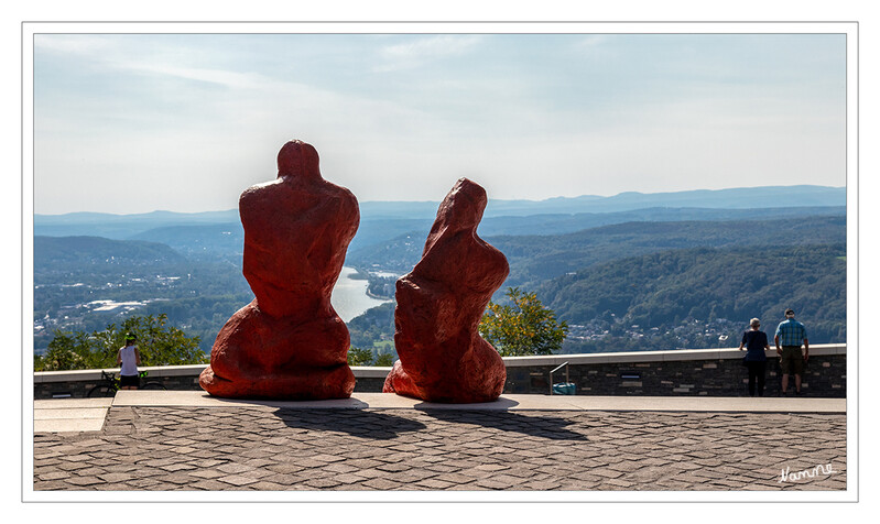 Two Forms
Skulptur am Drachenfels von Bettina Meyer
2014 gewann Bettina Meyer den Skulpturenwettbewerb "schöne aussichten" des Kulturbüros Nr. 5, worauf die Arbeit am Drachenfels bei Königswinter realisiert wurde. laut Wikipedia
Schlüsselwörter: Drachenfels; Königswinter; Skulptur