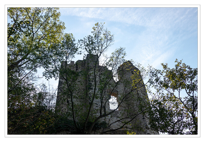 Burgruine Drachenfels
Die Höhenburg im jetzigen Naturschutzgebiet diente einst als Grenzfeste und bildet heute ein beliebtes Ausflugsziel, das vor allem als Teil der rheinischen Sagenwelt und wegen seiner markanten Lage auf dem 321 Meter hohen Felsen im Siebengebirge Bekanntheit erlangte. laut romantischer-rhein
Schlüsselwörter: Königswinter; Drachenfels;