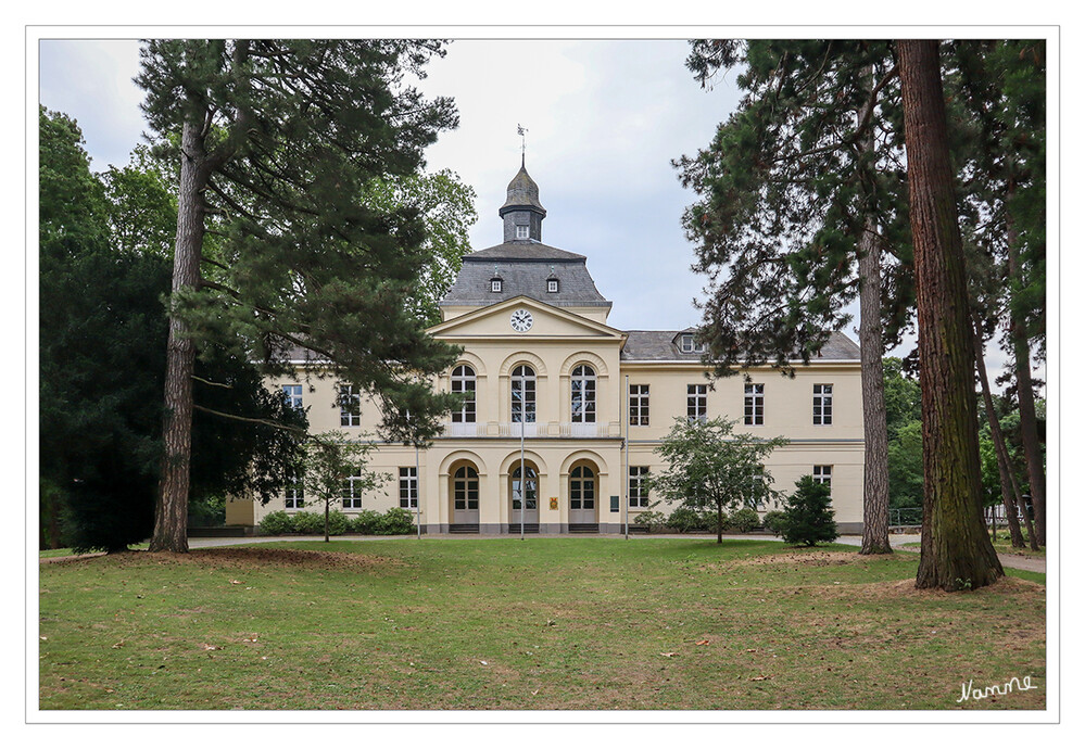 Schloss Eller
Schloss Eller und die Parkanlage haben eine lange Entwicklungsgeschichte, die urkundlich bis ins 13. Jahrhundert reicht. Aus der mittelalterlichen Wasserburg entwickelte sich bis zum Anfang des 19. Jahrhunderts ein schlossartiges Anwesen mit einem gestalteten, kleinen Landschaftspark, der zunächst auf die Inselbereiche in unmittelbarer Gebäudenähe beschränkt blieb. laut düsseldorf
Schlüsselwörter: Düsseldorf; 2023