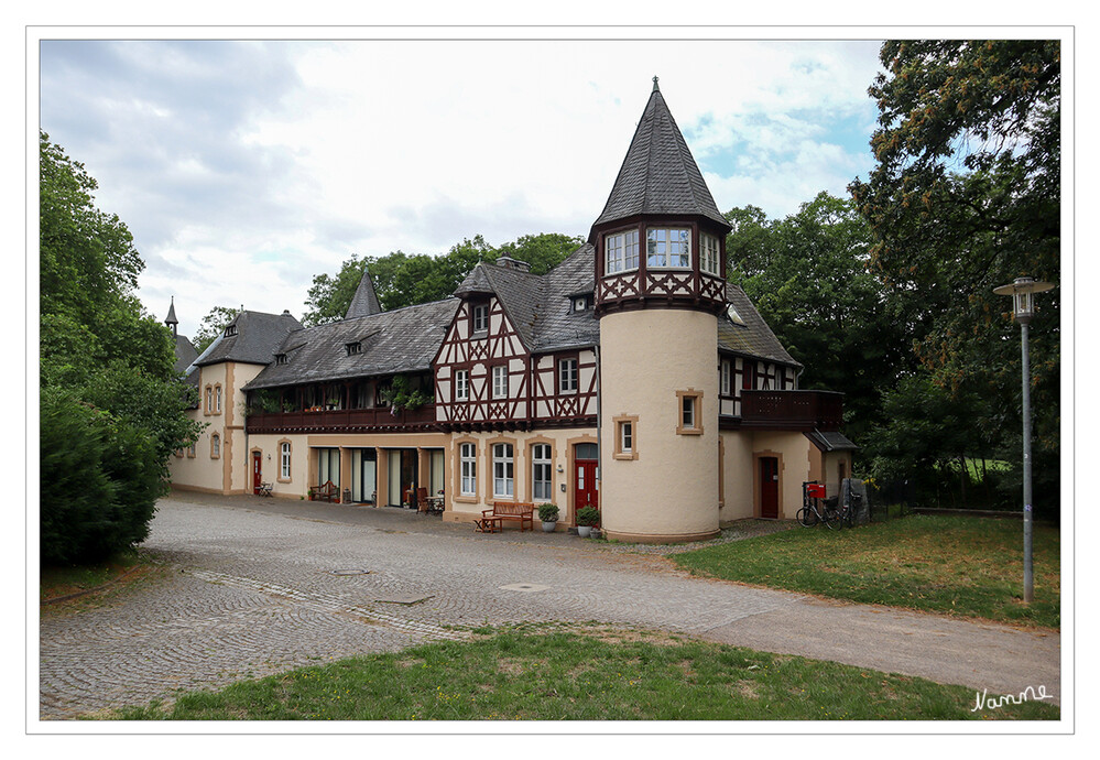 Schloss Eller - Wirtschaftsgebäude 
Die mittelalterlich wie malerisch anmutenden zweigeschossigen Wirtschaftsgebäude des Schlosses samt Bootshaus entstanden erst 1902 bis 1909 in gotisierenden bzw. renaissanceähnlichen Formen und ersetzten ältere Gebäude. Die Obergeschosse sind als sichtbares Fachwerk konstruiert und mit einigen Erkerchen und Türmchen versehen, die Putzfelder der Fassaden in Rosa gefasst. 
Schlüsselwörter: Düsseldorf; 2023