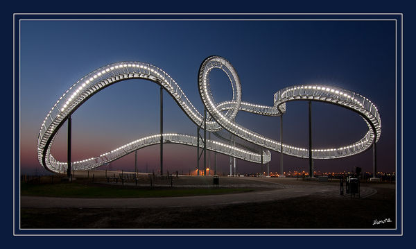 Tiger und Turtle
Tiger and Turtle – Magic Mountain ist eine einer Achterbahn nachempfundene Landmarke auf der Heinrich-Hildebrand-Höhe im Angerpark in Duisburg-Angerhausen. Die Großskulptur ist ein Kunstwerk von Heike Mutter und Ulrich Genth, das im Rahmen der Kulturhauptstadt Ruhr.2010 entwickelt wurde.
Schlüsselwörter: Tiger und Turtle                             Duisburg