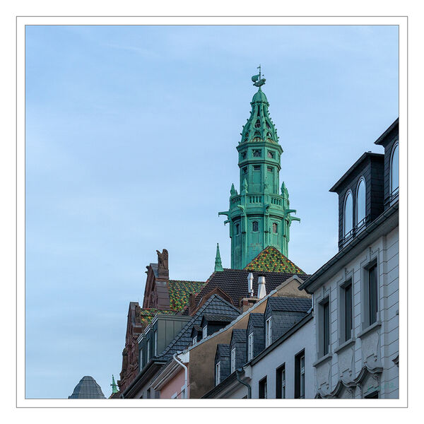 Ein besonderes Dach
Der Stahlhof an der Bastionstraße in Düsseldorf ist der Sitz des Verwaltungsgerichts Düsseldorf.
Giebel und kupferner Dachreiter mit Kraweel als Spitze.
(Bei der Kraweel- oder auch Karweelbauweise (mittelniederdeutsch von portugiesisch Caravela (deusch:Karavelle)) werden die Planken Kante an Kante befestigt. Dadurch erhält der Rumpf eine glatte Oberfläche.) laut Wikipedia
Schlüsselwörter: Stallhof