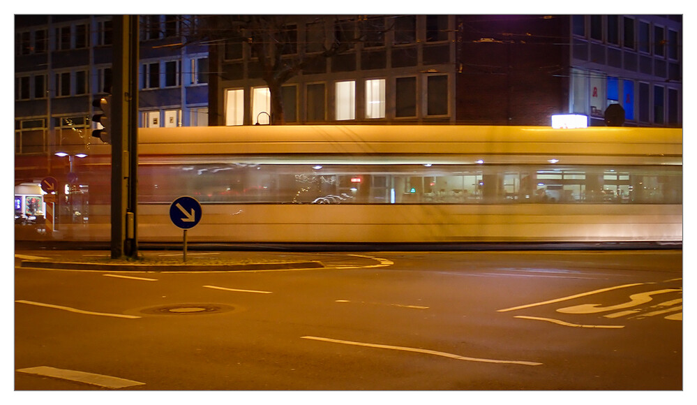 Dämmerungs,-Nachtaufnahme "Abends in der Stadt"
Marianne
Schlüsselwörter: 2023