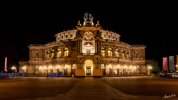 Dresden - Semperoper
Die Semperoper in Dresden ist das Opernhaus der Sächsischen Staatsoper Dresden, die als Hof- und Staatsoper Sachsens eine lange geschichtliche Tradition hat. Klangkörper der Staatsoper ist die traditionsreiche Sächsische Staatskapelle Dresden. Die Semperoper befindet sich am Theaterplatz im historischen Stadtkern von Dresden in der Nähe der Elbe. Sie ist nach ihrem Architekten Gottfried Semper benannt. laut Wikipedia
Schlüsselwörter: Dresden, Semperoper