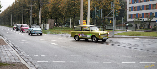 On Tour
Ähnlich wie der VW Käfer entwickelte sich der oft liebevoll „Trabi“ genannte Wagen zu einem Kultfahrzeug mit umfangreichem Freundeskreis. Bis in die frühen 1980er-Jahre war der Trabant auch im internationalen Motorsport erfolgreich. laut Wikipedia
Schlüsselwörter: Trabi, Trabant