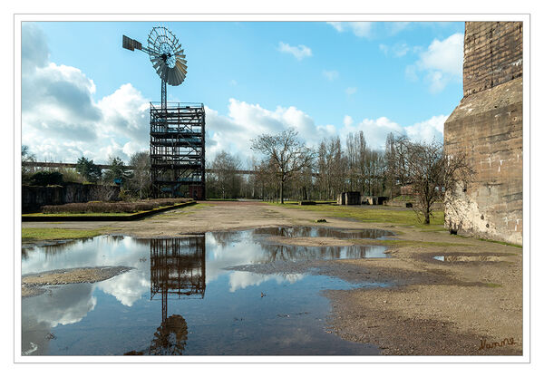 LaPaDu
Der Windenergieturm auf dem Sinterplatz trägt zur Verbesserung der Wasserqualität des Klarwasserkanals bei. Herzstück des Turms ist ein Windrad, das auch bei geringen Windstärken gute Leistungen erbringt. laut landschaftspark
Schlüsselwörter: Duisburg; LaPaDu