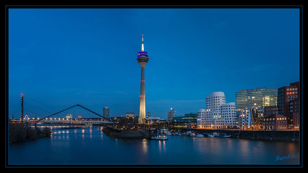 Düsseldorfer Medienhafen
mit dem Fernsehturm in der Mitte und rechts den Gehryhäusern
Schlüsselwörter: Düsseldorf Medienhafen Fernsehturm Gehryhäuser