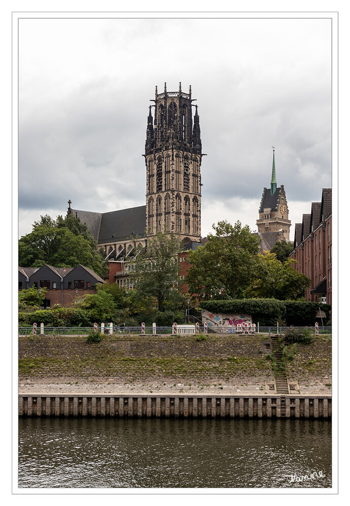 Duisburg Innenhafen
Die Salvatorkirche ist die alte Stadtkirche in Duisburg und gehört der Evangelischen Kirchengemeinde Alt-Duisburg. Sie wurde an Stelle einer älteren Pfalzkirche seit dem 14. Jahrhundert auf dem Duisburger Burgplatz errichtet. laut Wikipedia
Schlüsselwörter: Duisburg