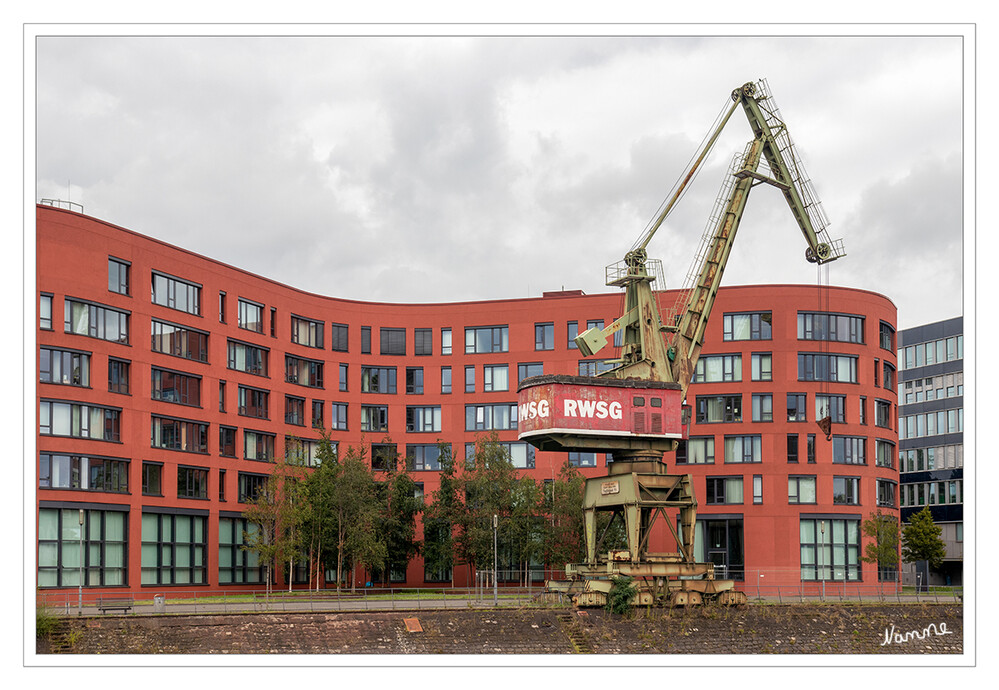Duisburg Innenhafen
Der Innenhafen in Duisburg, der eine Größe von 89 ha vorweist, war während der Hochkonjunktur der Industriellen Revolution über ein Jahrhundert lang der zentrale Hafen- und Handelsplatz der Ruhrgebietsstadt. laut Wikipedia
Schlüsselwörter: Duisburg