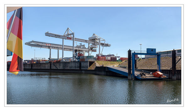 Duisburger Industriehafen
gilt als der größte Binnenhafen der Welt.
Schlüsselwörter: Duisburg, Industriehafen, Bootstour