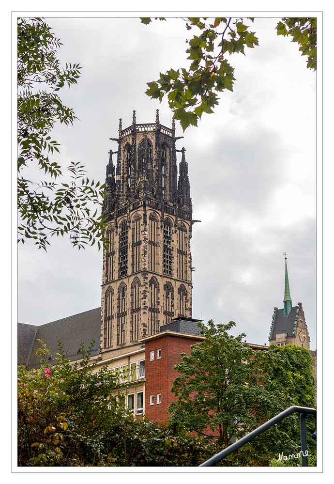 Duisburg Innenhafen
Um 800 gründen die Franken, bedingt durch die günstige Verkehrslage an Rhein und Hellweg, auf dem Burgplatz eine Königspfalz als Verwaltungszentrum. Die Holzkapelle, die zu der Pfalz gehört, ist Vorgängerin der heutigen Salvatorkirche. Um 900 wird sie im Heberegister der Abtei Prüm in der Eifel urkundlich erwähnt. Um 1000 ersetzt man die Holzkapelle durch einen romanischen Steinbau. laut Salvatorkirche
Schlüsselwörter: Duisburg