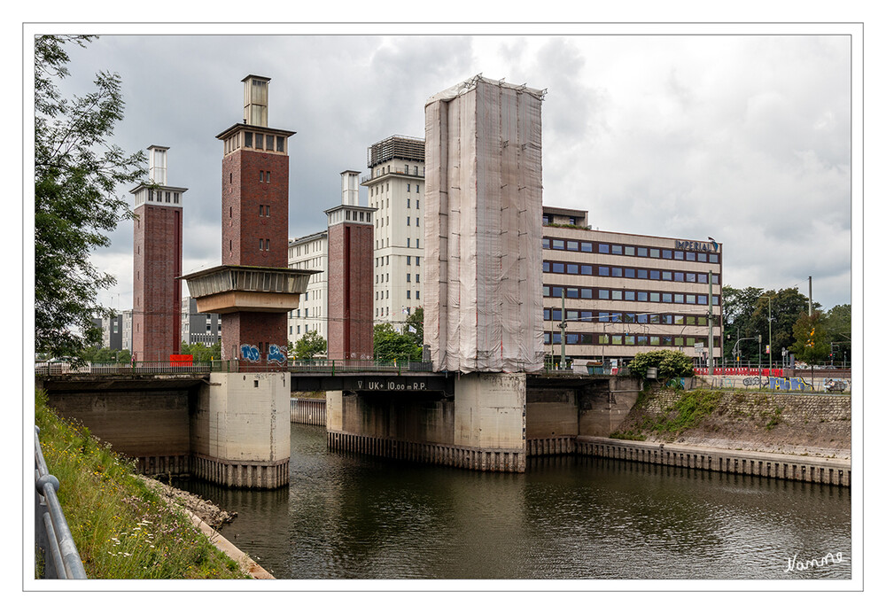 Duisburg Innenhafen
Die Schwanentorbrücke ist eine von drei Hubbrücken in Duisburg. Sie überquert den Innenhafen und verbindet damit die Innenstadt mit Kaßlerfeld und Ruhrort. Sie wird von Fußgängern, Radfahrern, Automobilen und der Straßenbahn benutzt. Die Durchfahrtshöhe bei mittlerem Normalwasserstand und ohne Hebung der Plattform beträgt 5,50 Meter. laut Wikipedia
Schlüsselwörter: Duisburg