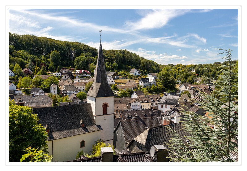 Blick auf die Stadt
Über dem Ortskern thront die Grafenburg Blankenheim, in der sich heute eine Jugendherberge befindet. Von hier hat man einen wunderbaren Blick über den historischen Ortskern, in dem Besucher die Ahrquelle, die in einem Fachwerkhaus entspringt, alte Stadttoranlagen, eine spätgotische Pfarrkirche und denkmalwerte Fachwerkbauten in romantischen Winkeln und Gassen erwarten.
Schlüsselwörter: Eifel; Vulkaneifel; Blankenheim; NRW