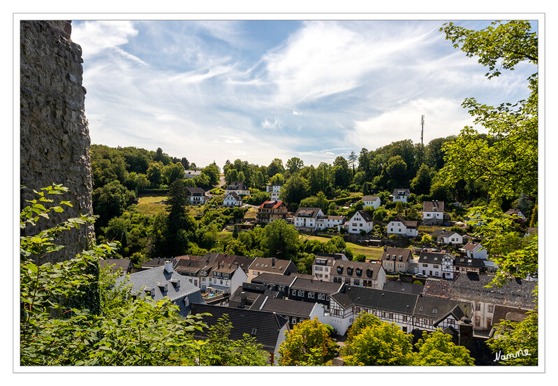 Blick auf die Stadt
Im Herzen der Eifel direkt am Ahr- und Eifelsteig liegt der malerische Burgort Blankenheim, der seit 1969 Zentralort einer Gemeinde mit 17 Ortschaften ist. laut nordeifel-tourismus
Schlüsselwörter: Eifel; Vulkaneifel; Blankenheim; NRW