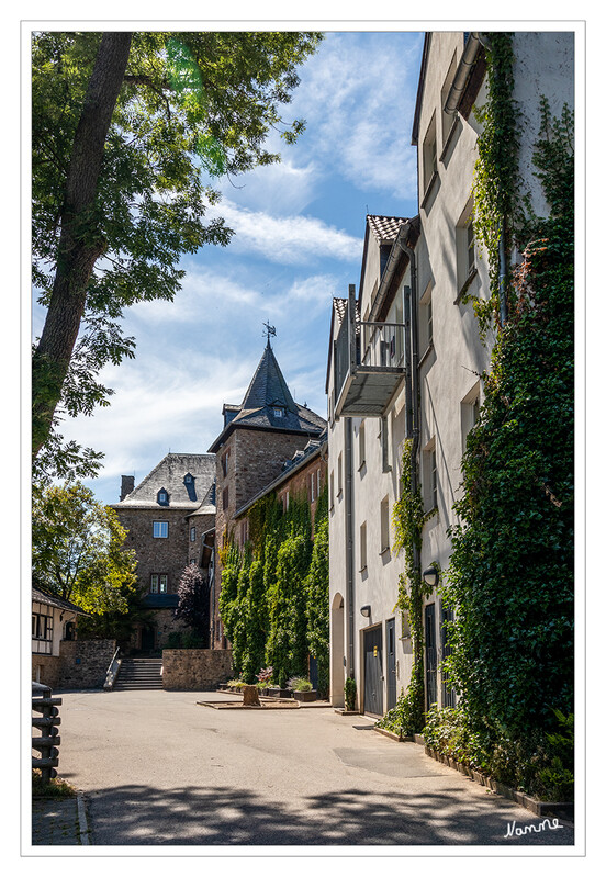 Burg Blankenheim
ist eine Schlossanlage oberhalb der Gemeinde Blankenheim in der Eifel. Sie wurde als Höhenburg um das Jahr 1115 von Gerhard I. errichtet und war der Stammsitz der Familie von Blankenheim. Heute ist sie eine Jugendherberge.
Schlüsselwörter: Eifel; Rheinland-Pfalz; Vulkaneifel; Blankenheim