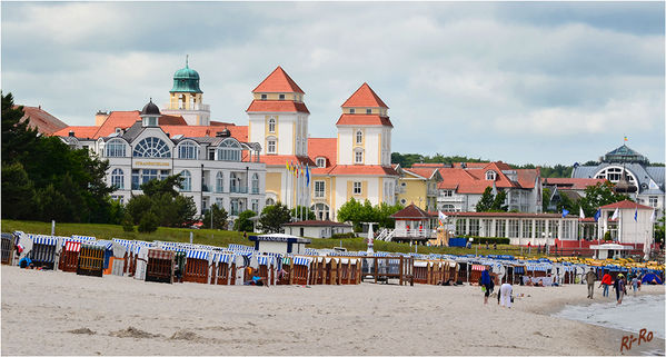 Ehemaliges Kurhaus Binz mit Musikpavillon
Berliner Bankiers ließen das Kurhaus bauen, das am 22. Juli 1890 eröffnet wurde. Zu den ersten Gästen gehörte Kaiserin Auguste Viktoria.
Schlüsselwörter: Binz