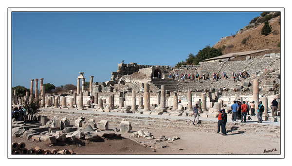 Ephesos Odeion und Säulengang
Es hat 1400 Sitzplätze, weshalb es oft das kleine Theater genannt wird. 

Schlüsselwörter: Türkei               Ephesos