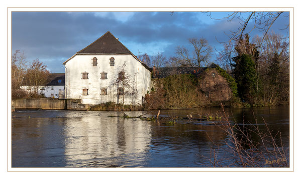 Eppinhover Mühle
Im Vordergrund die Erft mit der zum ehemaligen Kloster gehörigen Eppinghovener Mühle
Schlüsselwörter: Neuss, Eppinhover Mühle