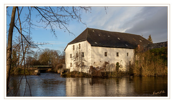 Eppinhover Mühle
Im Vordergrund die Erft mit der zum ehemaligen Kloster gehörigen Eppinghovener Mühle
Schlüsselwörter: Neuss, Eppinhover Mühle