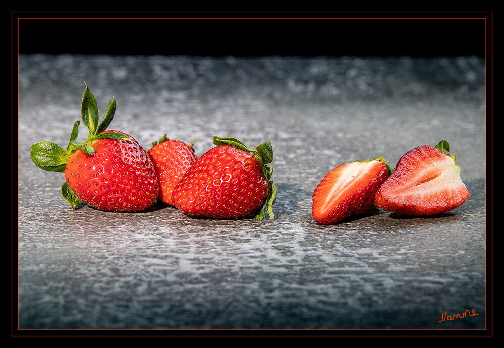 Süße Früchtchen
Frische Erdbeeren schmecken nicht nur besser, sie sind auch gesünder. Die enthaltenen Vitamine und sekundären Pflanzenstoffe leiden unter langen Transportzeiten. Man sollte deshalb Erdbeeren aus heimischen Regionen bevorzugen. laut gesundheit.de
Schlüsselwörter: Erdbeeren; rot