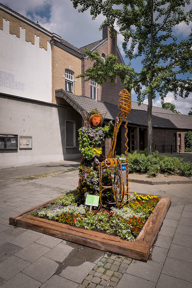 Farbenfrohe "Pflanzen-Skulptur"
in Süchteln (Viersen)
Manni
Schlüsselwörter: 2022