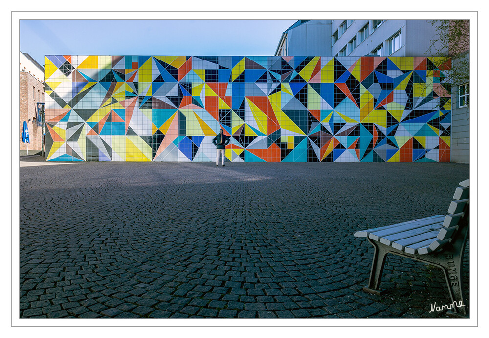 Paul-Klee-Platz
In Düsseldorf gibt es heute eine Schule, die nach Paul Klee benannt ist und auch einen Platz. Dieser liegt hinter dem K20, bildet sozusagen dessen Innenhof. Und weil Klee so oft farbenfroh gemalt hat, ist dort eine Mauer, die ob ihrer Farbgewalt unweigerlich an ihn erinnert, Gestaltet wurde diese Wand von der britischen Künstlerin Sarah Morris. laut duesseldorf-entdecken
Schlüsselwörter: Düsseldorf
