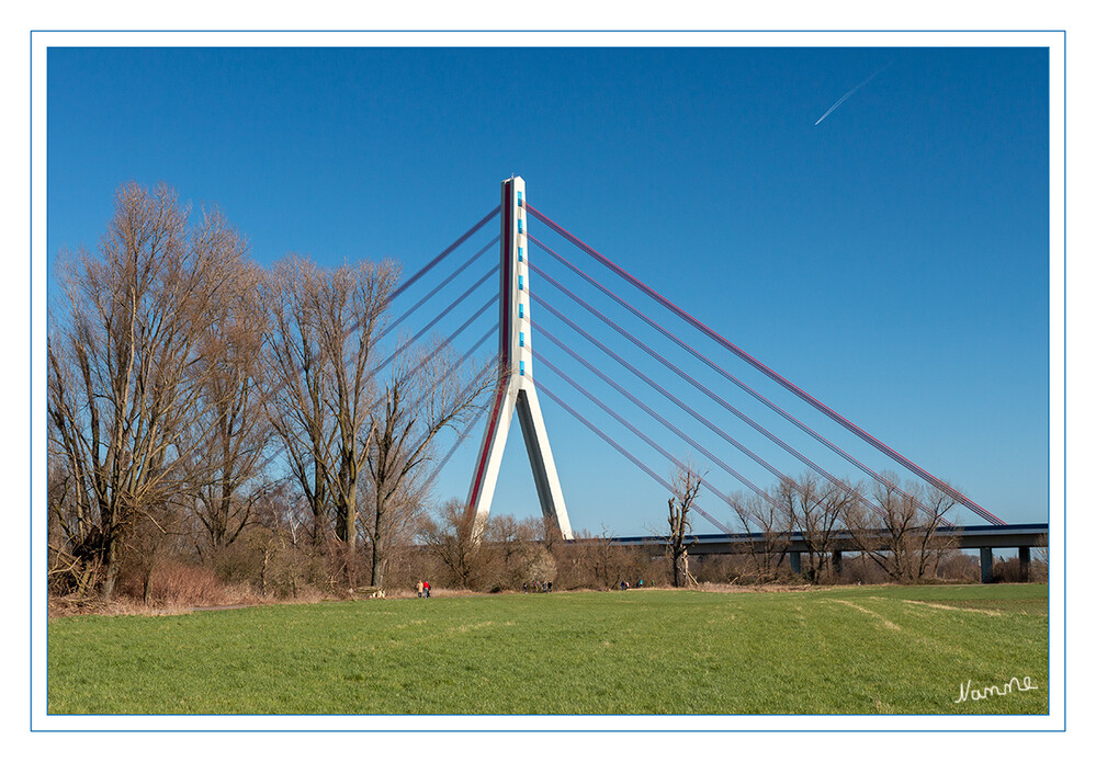 Rausgeschaut
Die Fleher Brücke hat den höchsten Brückenpylon in Deutschland und die größte Spannweite aller deutschen Schrägseilbrücken. laut Wikipedia
Schlüsselwörter: Brücke