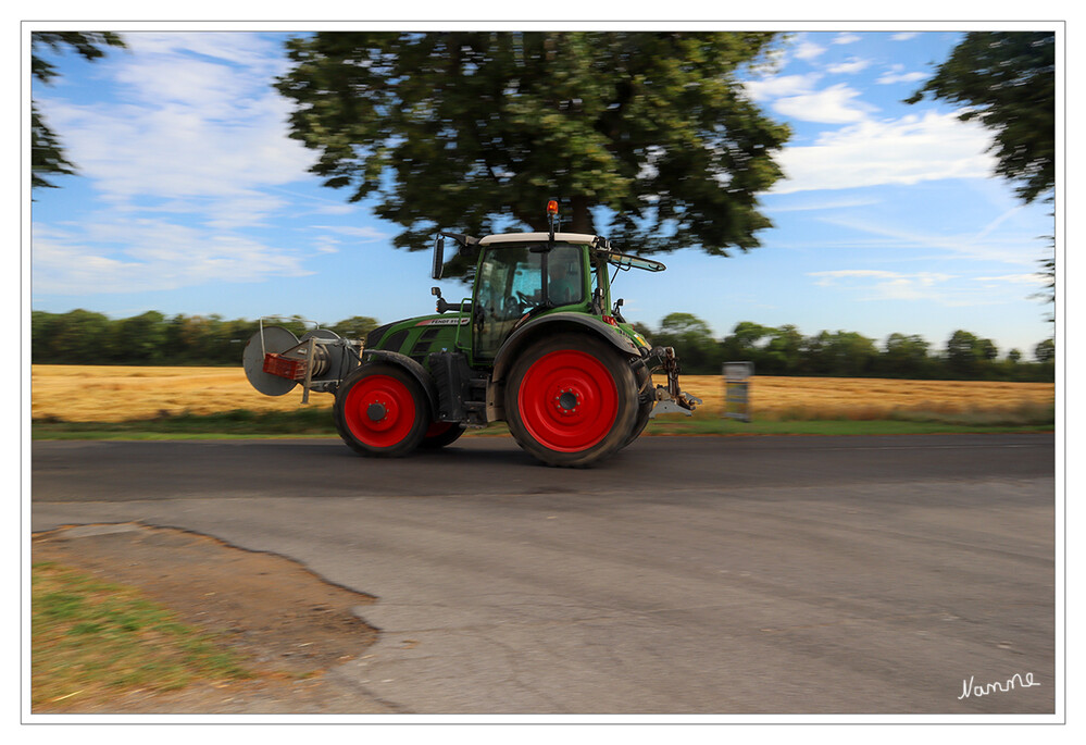 Mitzieher
Trecker auf den Weg zur Arbeit
Schlüsselwörter: Traktor