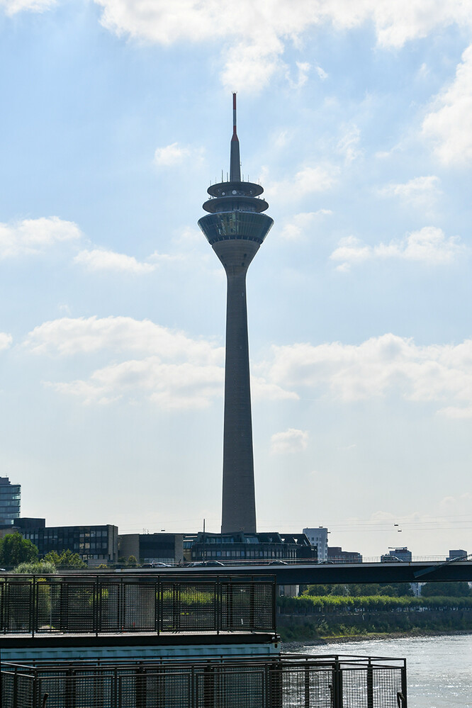 Rheinturm
dieser ist ein markantes Wahrzeichen der Düsseldorfer Rheinkulisse. Er steht am Rande der südlichen Innenstadt am Eingang des Medienhafens. (duesseldorf.de) 
Schlüsselwörter: Düsseldorf
