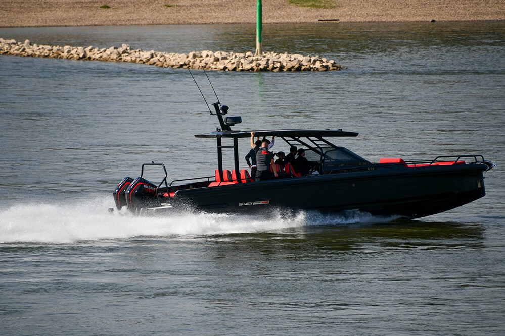 Schnell 
auf dem Rhein unterwegs
Schlüsselwörter: Düsseldorf