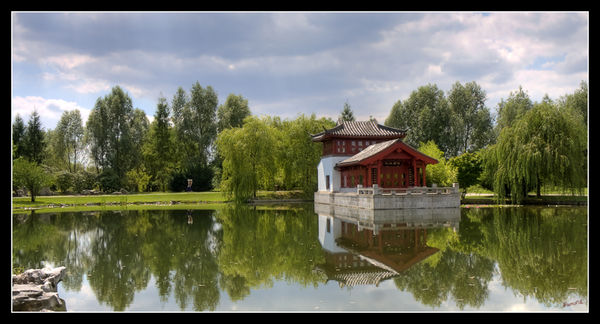 Chinesischer Garten Marzahn
Mit 2,7 Hektar ist er der größte chinesische Garten in Europa. Er entstand in engster Kooperation mit der Partnerstadt Peking: die gesamte Planung stammt aus chinesischer Hand, alle Gebäudeteile und selbst die eindrucksvollen Thai-Hu Steine wurden eingeführt. Die Ausführung der Arbeiten übernahmen chinesische Facharbeiter. Die Authentizität der Anlage ist für den Besucher allgegenwärtig.
Schlüsselwörter: Gärten der Welt