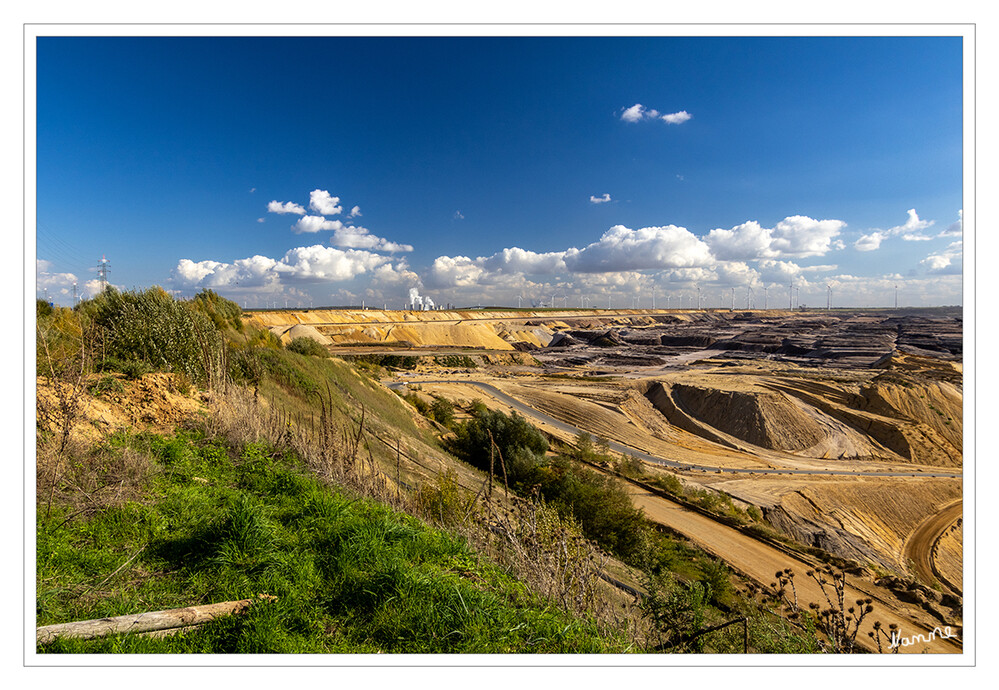 Das große Loch
Der Tagebau Garzweiler ist ein Braunkohle-Tagebau der RWE Power (bis 2003 der RWE Rheinbraun AG) im nördlichen Rheinischen Braunkohlerevier. Das Abbaugebiet erstreckt sich zwischen den Städten Bedburg, Grevenbroich, Jüchen, Erkelenz und Mönchengladbach in Nordrhein-Westfalen. laut Wikipedia
Schlüsselwörter: Tagebau Garzweiler