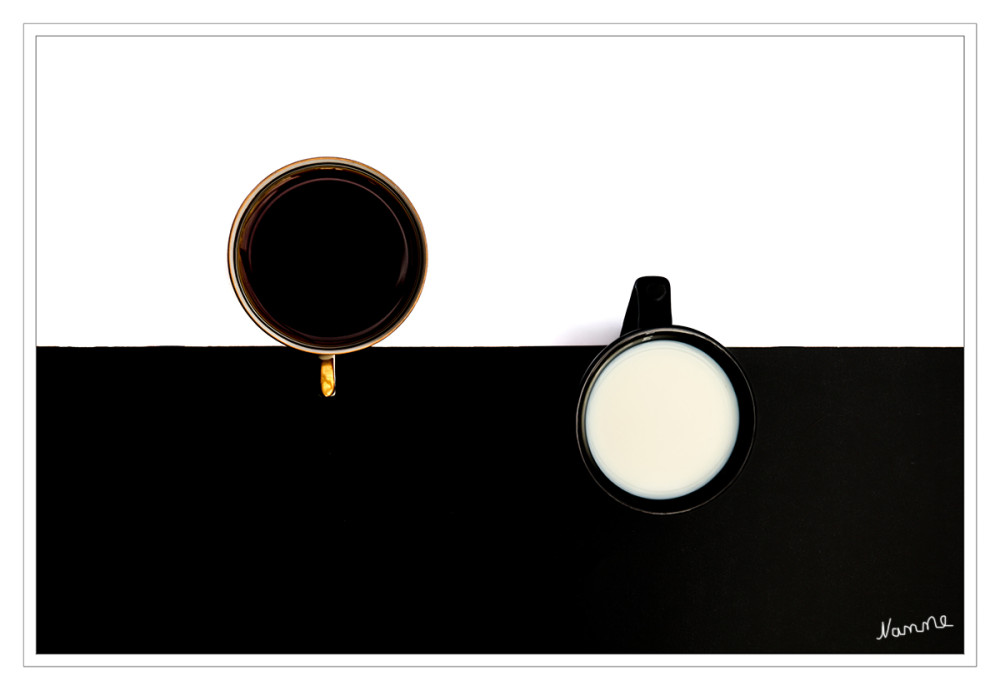 Gegensätze  „Schwarz-Weiß“
Milch und Kaffee auf entsprechender Unterlage
Schlüsselwörter: 2025