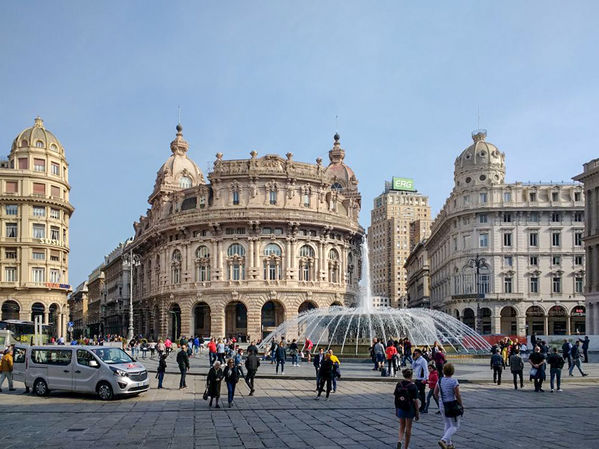 Piazza de Ferrari in Genua
Die Piazza de Ferrari ist ein Platz im Zentrum der italienischen Stadt Genua. Mit ihrem monumentalen Springbrunnen stellt sie die Agora (war im antiken Griechenland der zentrale Fest-, Versammlungs- und Marktplatz einer Stadt. ) Genuas dar. laut Wikipedia
Schlüsselwörter: Italien