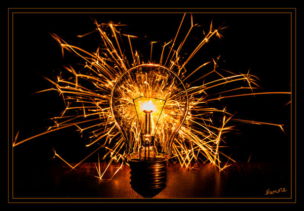 1 - Glühbirne
2019
Allen ein "Frohes Neues Jahr" mit Gesundheit, Glück und Zufriedenheit
Schlüsselwörter: Glühbirne