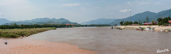 Goldenes Dreick
Blick auf den Mekong mit links Myanmar, rechts Blick auf Laos. Fotografiert von Thailand aus.
Schlüsselwörter: Thailand Goldenes Dreieck