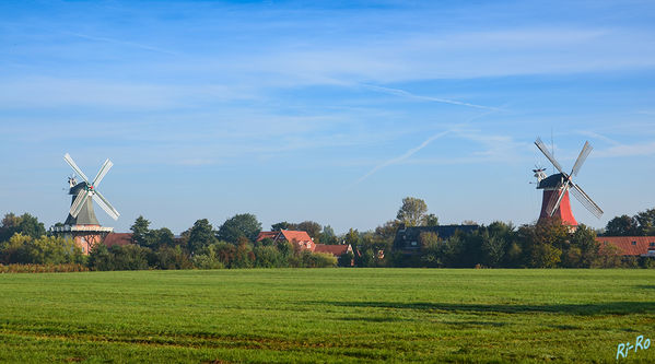 Zwillingsmühlen in Greetsiel
in der Gemeinde Krumhörn.
Diese sind heute das Wahrzeichen des Ortes und stehen am alten Greetsieler Sieltief.
Aus den zuerst entstandenen Bockwindmühlen wurden im Verlauf von mehreren hundert Jahren Holländerwindmühlen. 
Schlüsselwörter: Greetsiel , Mühle