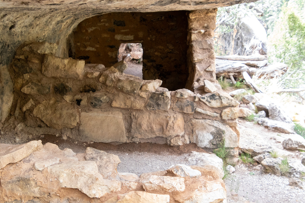 Walnut Canyon NM
Arizona
Der Weg entlang der Ruinen mit Wohnhäuser und Vorratskammern 
Schlüsselwörter: 2025