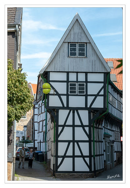 Bügeleisenhaus
Klein und fein: Mitten in der Fachwerkaltstadt der alten, westfälischen Hansestadt Hattingen liegt am Haldenplatz Nr. 1 das Museum im Bügeleisenhaus.
Hier arbeiteten und wohnten zwischen 1771 und 1856 Tuchmacher und noch bis 1907 befand sich im Erdgeschoss eine Metzgerei. laut hattingen.de


Schlüsselwörter: Hattingen, Bügeleisenhaus