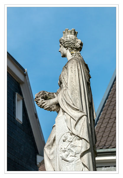 Hattingia
Hattingia steht erst seit dem Jahr 2004 auf der Denkmalliste. Vor der Restaurierung war man davon ausgegangen, die Statue bestehe aus Beton.
Für die Gefallenen des Krieges von 1870/71 aus der Stadt und dem Amtsbezirk Hattingen war die Statue bei Künstler Friedrich Küsthardt in Auftrag gegeben worden. laut waz.de
Schlüsselwörter: Hattingen, Hattingia