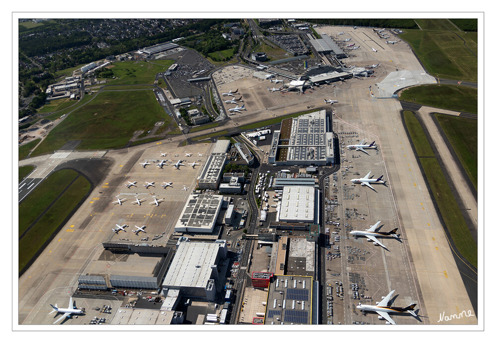 Blick auf den Flughafen
Der Flughafen Köln/Bonn „Konrad Adenauer“  ist ein internationaler Verkehrsflughafen in Köln. Er ist 12 km vom Kölner und 16 km vom Bonner Stadtzentrum entfernt. laut Wikipedia
Schlüsselwörter: Flughafen Köln