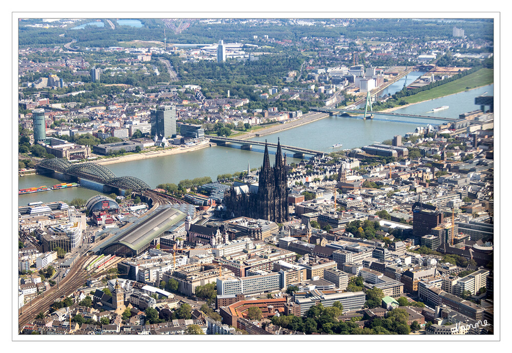 Blick auf den Kölner Dom
aus unserem Heli heraus
